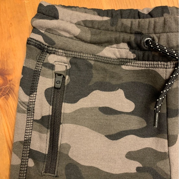 Camo Toddler Short by GAP NWT - Picture 3 of 5